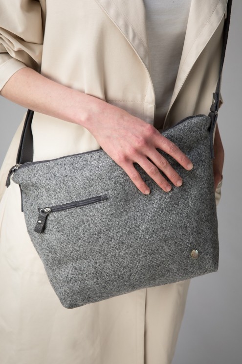 Crossbody Tasche / Umhängetasche / Designertasche aus Loden Stoff mit Leder Details grau