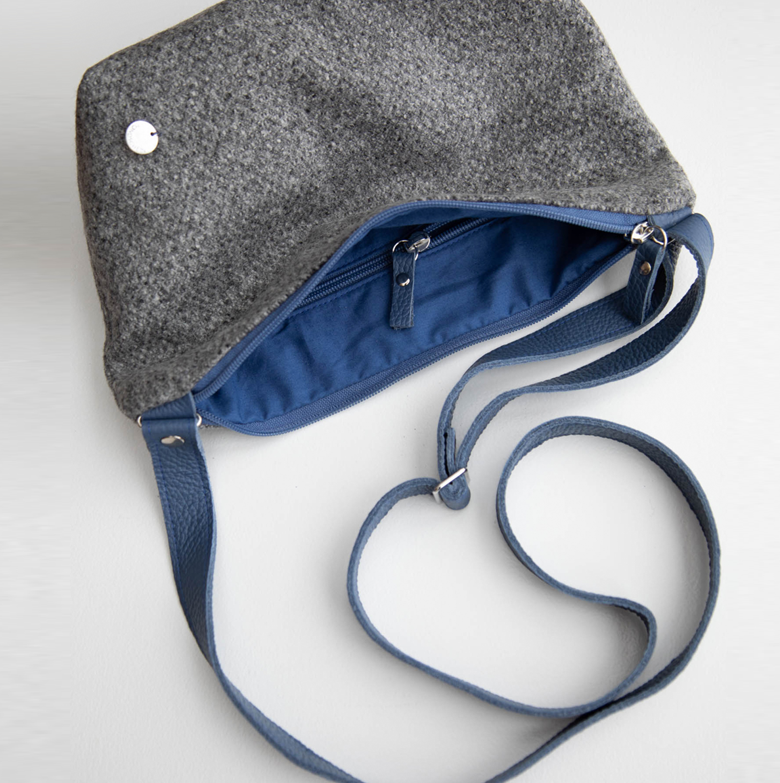 Kleine Tasche für den großen Auftritt! - Crossbody Tasche in taubenblau und  fuchsia - Mondschein-Design