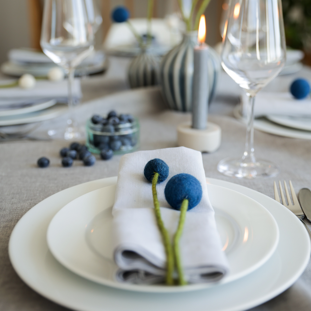Nachhaltige Tischdeko, Filzblumen, handgefilzte Blumen, moderne Tischdekoration, minimalistische Deko für Zuhause