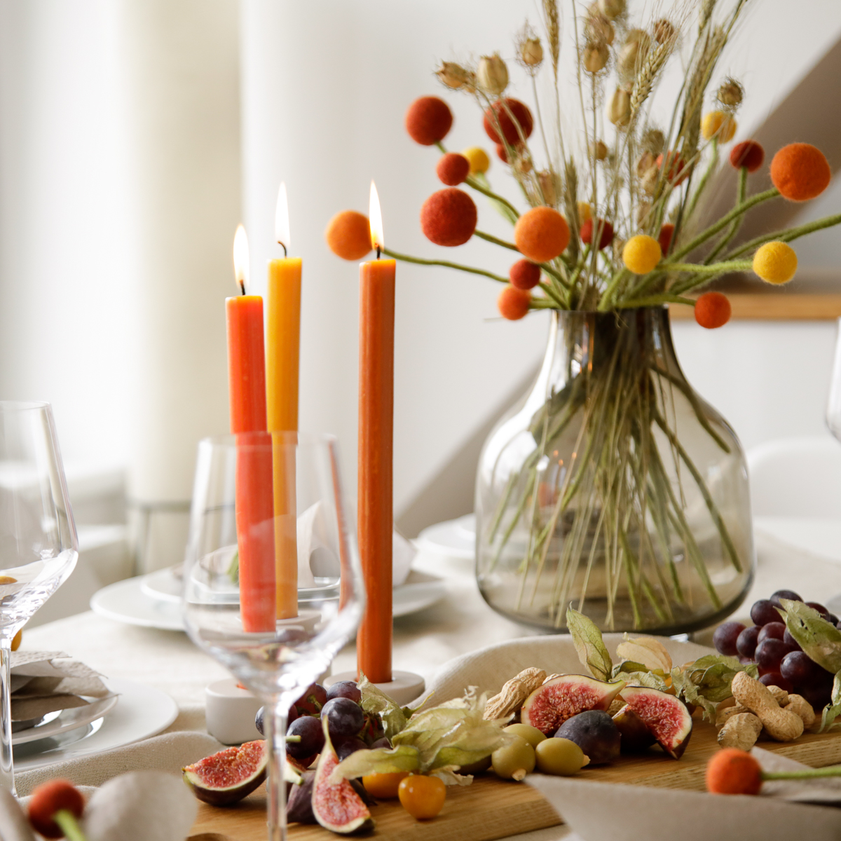 Friendsgiving, Tischdeko für zuhause, nachhaltige Dekoration für den Tisch, Herbst, natürliche Deko, Filzblumen