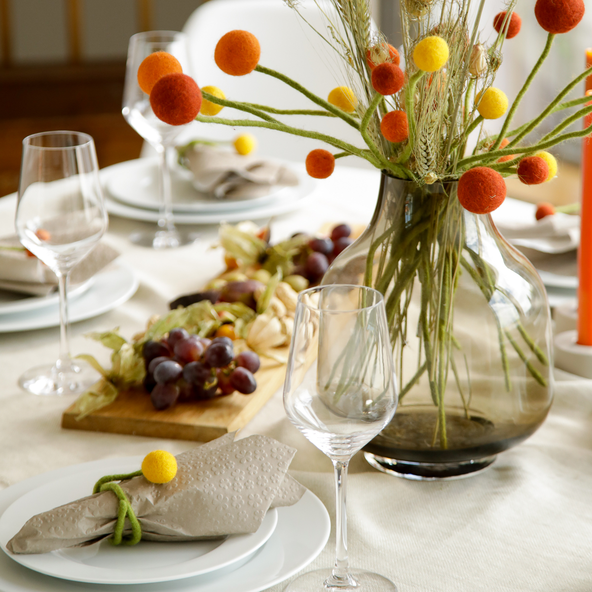 Friendsgiving, Tischdeko für zuhause, nachhaltige Dekoration für den Tisch, Herbst, natürliche Deko, Filzblumen