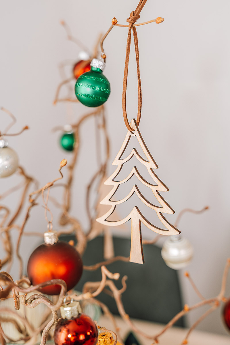 baumförmige holzanhänger set, weihnachtsschmuck natur, umweltfreundlich und dekorativ, regional produziert, naturbelassenes holz, liebevolle geschenke, nachhaltige dekoideen, slow fashion accessoires, schlichte weihnachtsdeko, österreichische qualität