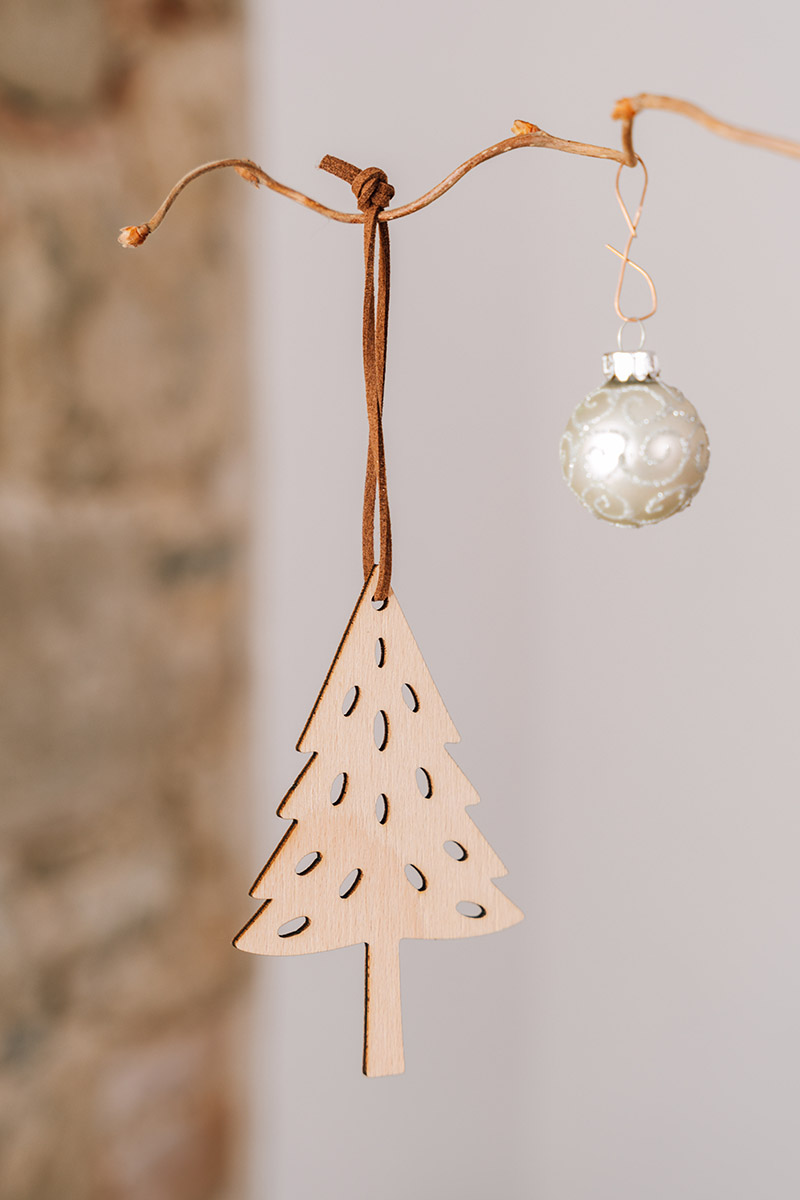 holzanhänger weihnachtsbaum, weihnachten nachhaltig dekorieren, regional gefertigt, naturmaterial holz, baumform, geschenkverpackung dekorieren, made in austria, langlebige weihnachtsaccessoires, festliche dekoration, bewusst schenken