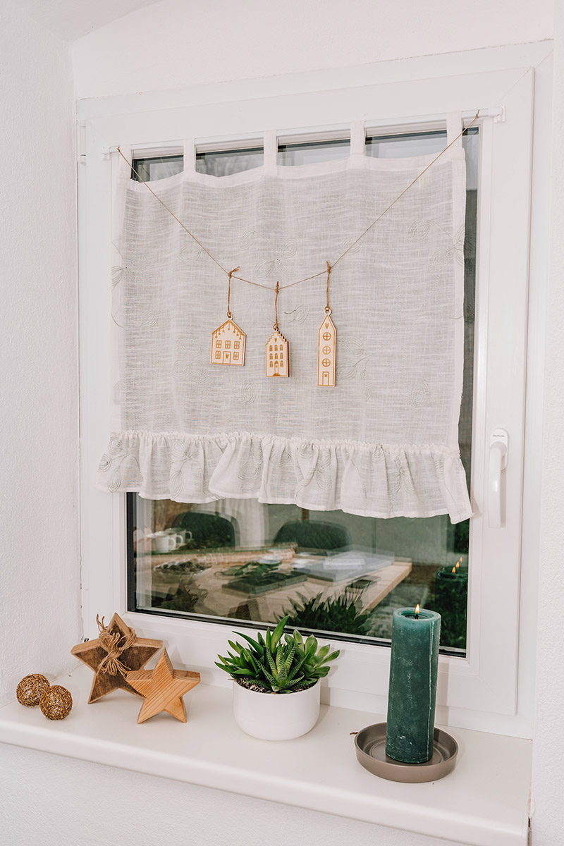 dekoanhänger holz häuschen, weihnachten plastikfrei dekorieren, made in austria, hochwertige naturmaterialien, umweltfreundliche weihnachtsdeko, liebevolle geschenkverpackung, reduziert und stilvoll, langlebig, regionale fertigung, festlich & schlicht