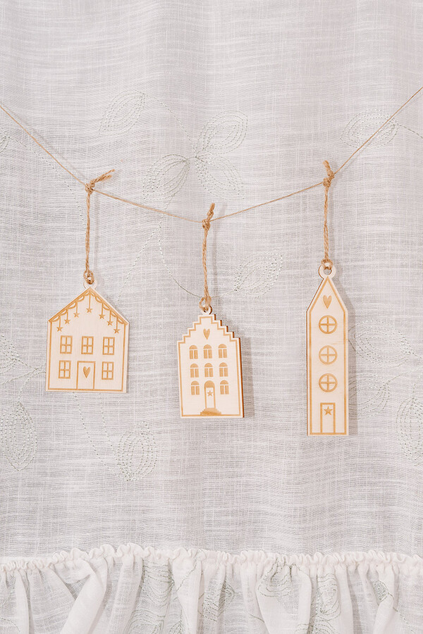 nachhaltige häuschenanhänger holz, 3 verschiedene formen, geschenkakzent weihnachten, handmade holzdeko, niederösterreichische qualität, geschenkinspiration, minimalistisch und festlich, holzkunst, regionale geschenke, feine details