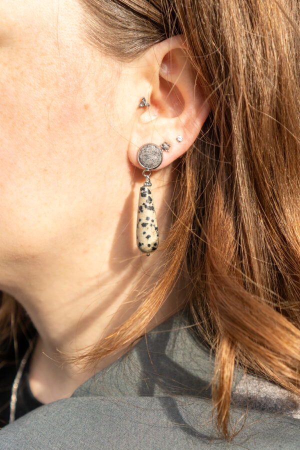 Zeitloser Ohrring aus Merinowoll-Loden als dezentes Abend-Accessoire