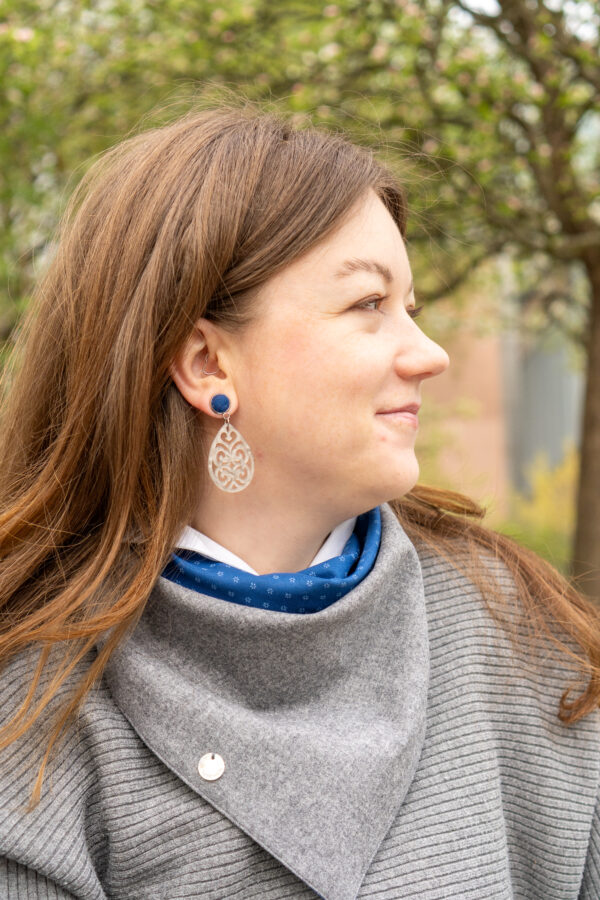 Federleichter Tragekomfort: Blauer Merinowoll-Lodenohrring im Alltag