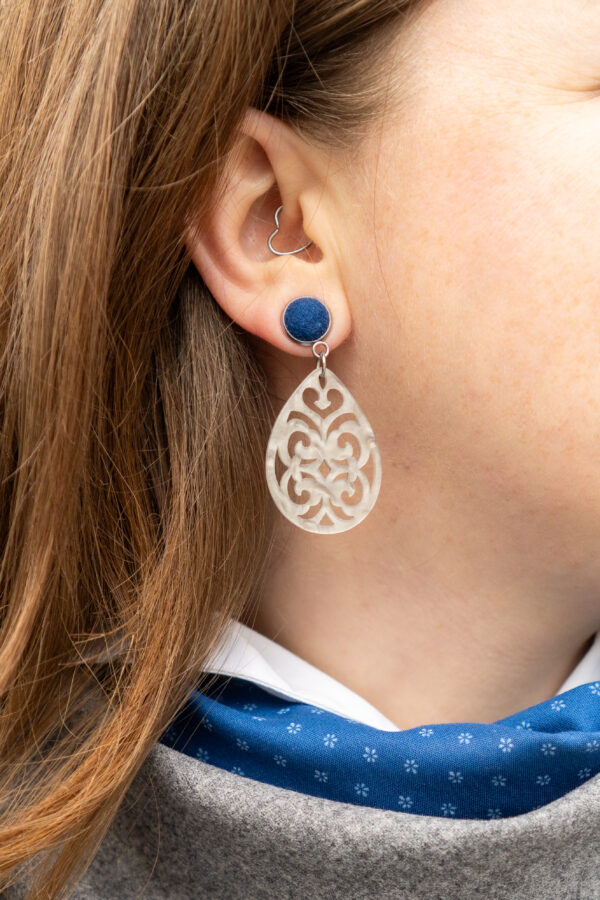 In Handarbeit gefertigter blauer Ohrring aus Merinowoll-Loden