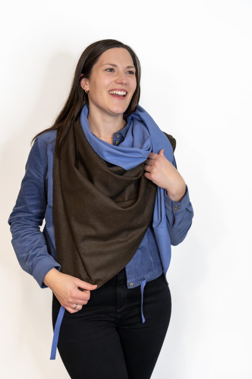 Großes Dreieckstuch aus Loden in Bewegung – ideal für Wind, Küste und kühle Tage.