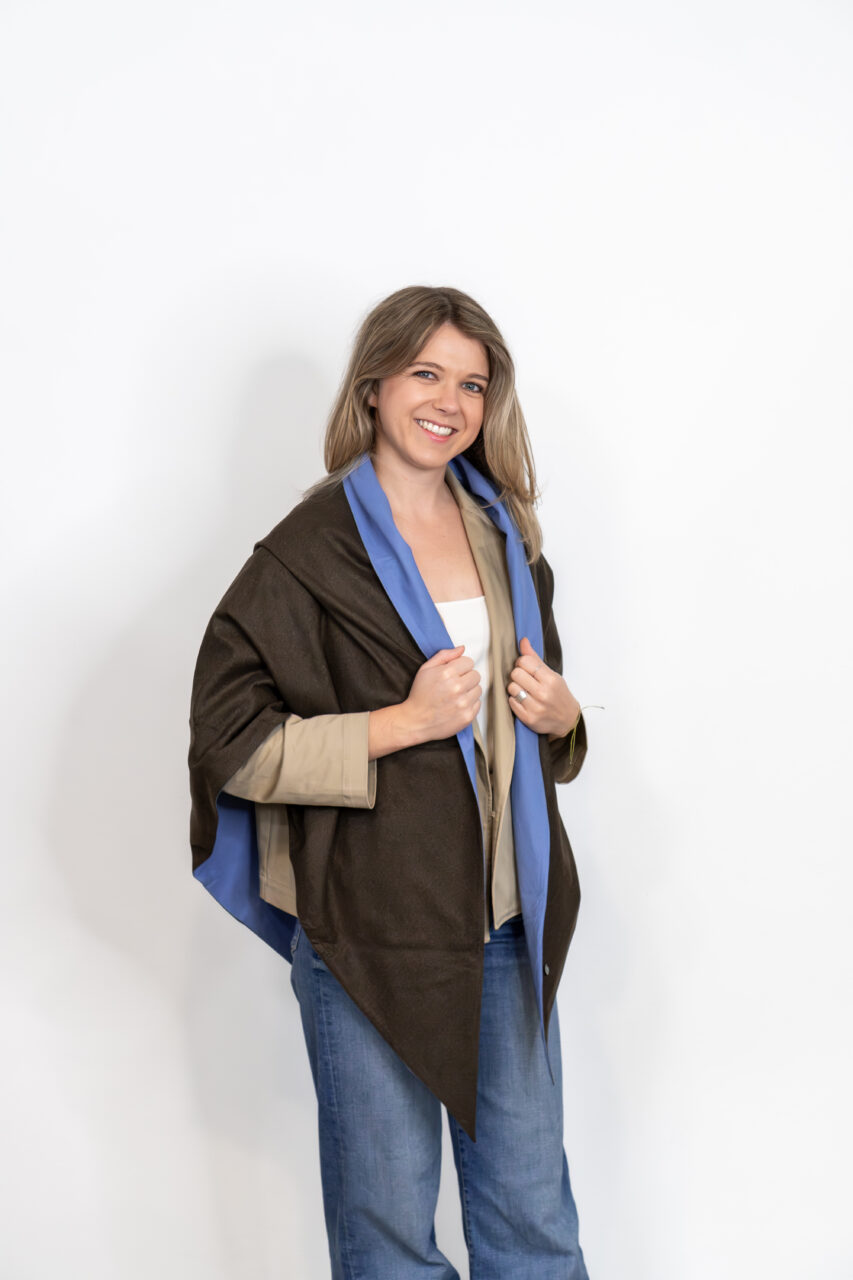 XXL-Lodentuch als Cape über den Schultern, ideal für kühle Tage und schöne Outfits.