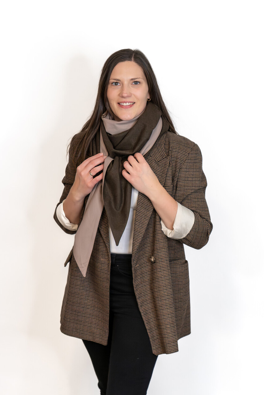 Lodentuch SAVONA aus Merinowoll-Loden in Braun mit taupefarbener Baumwolle – stilvoll als Schal getragen