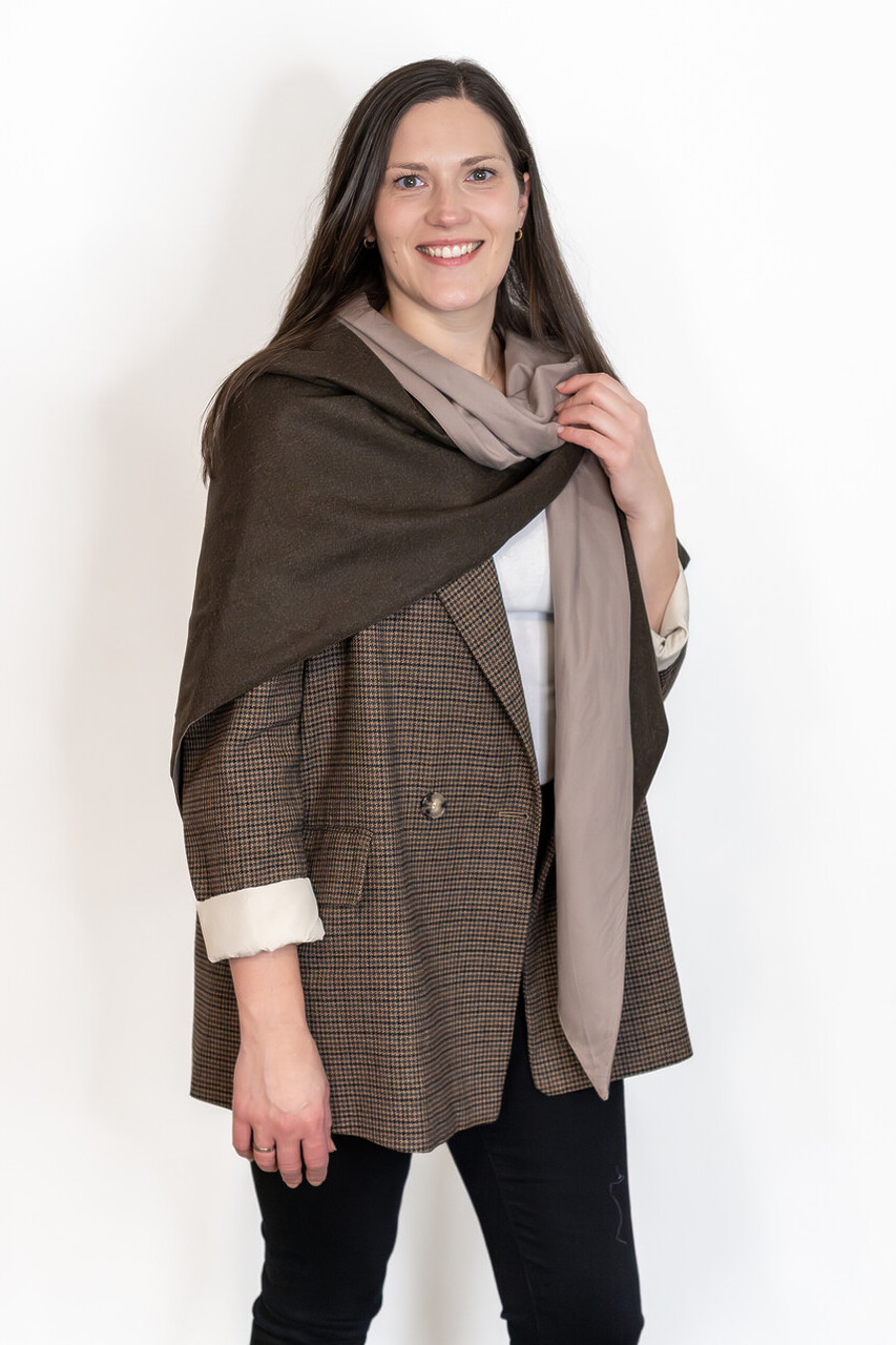 Großes Damen-Lodentuch SAVONA – Merinowolle in Braun mit taupe Baumwolle, als Poncho getragen, regional produziert