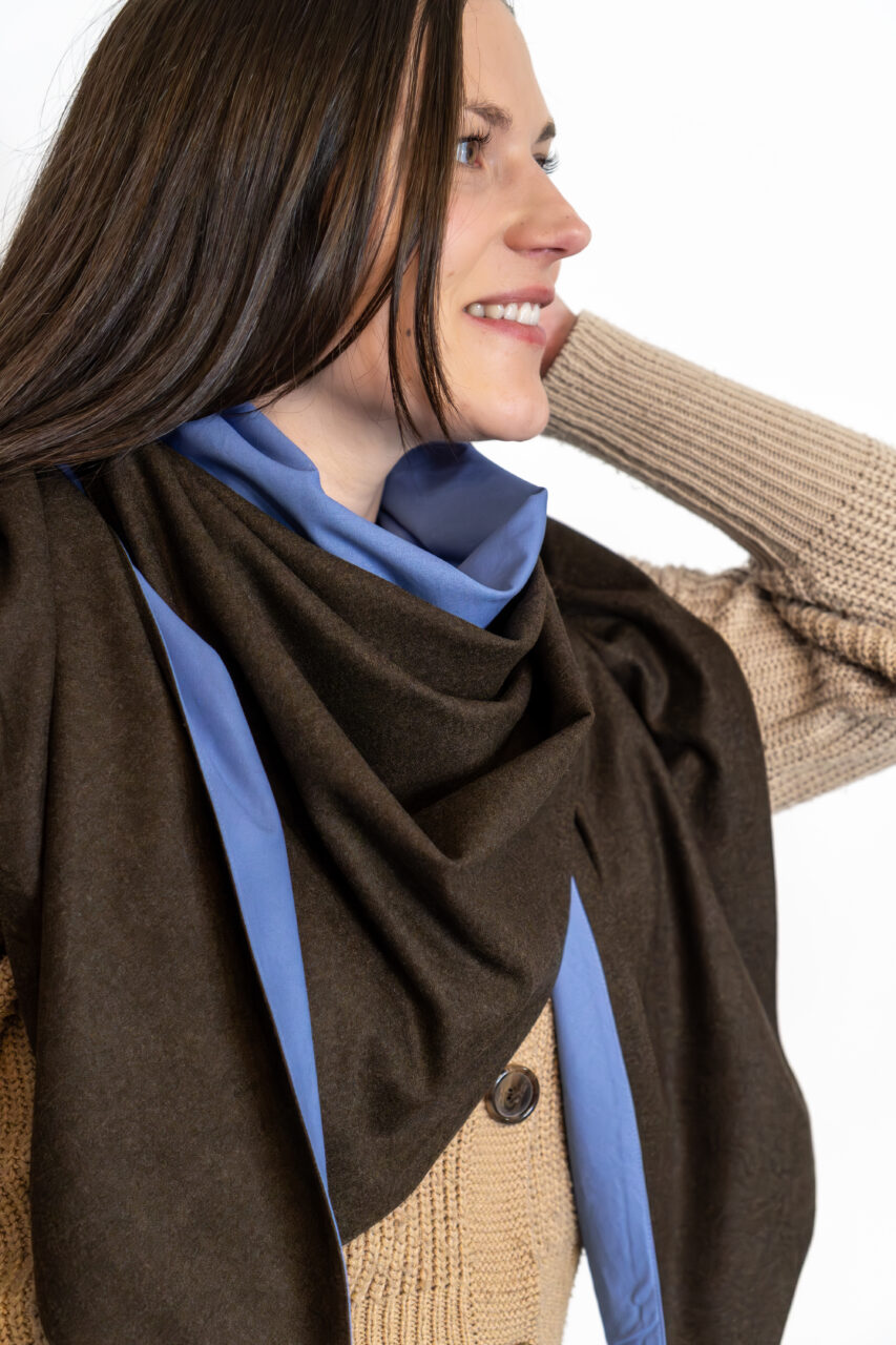 Detailaufnahme des MONDSCHEIN XXL-Lodentuchs – 100 % Merinowoll-Loden, weich, warm und formstabil.