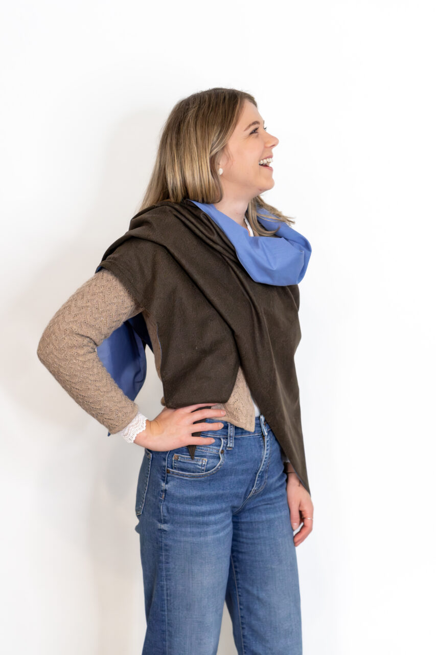 XXL-Lodentuch als Stola zum Kleid – elegant, wärmend und vielseitig tragbar.