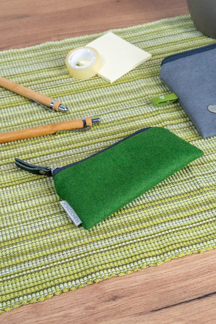 Mini-Täschchen ANNI aus grünem Merinowoll-Loden mit grauem Baumwollfutter – nachhaltiges Accessoire handgefertigt in Österreich