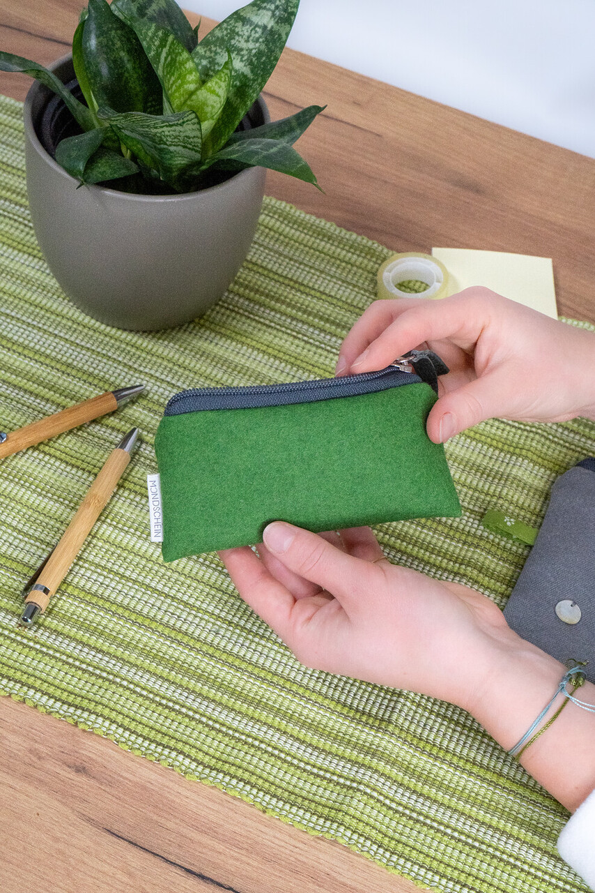Kleine Loden-Tasche ANNI in Grün – perfekter Begleiter für Lippenstift, Karten oder Schlüssel, ideal als nachhaltige Geschenkidee