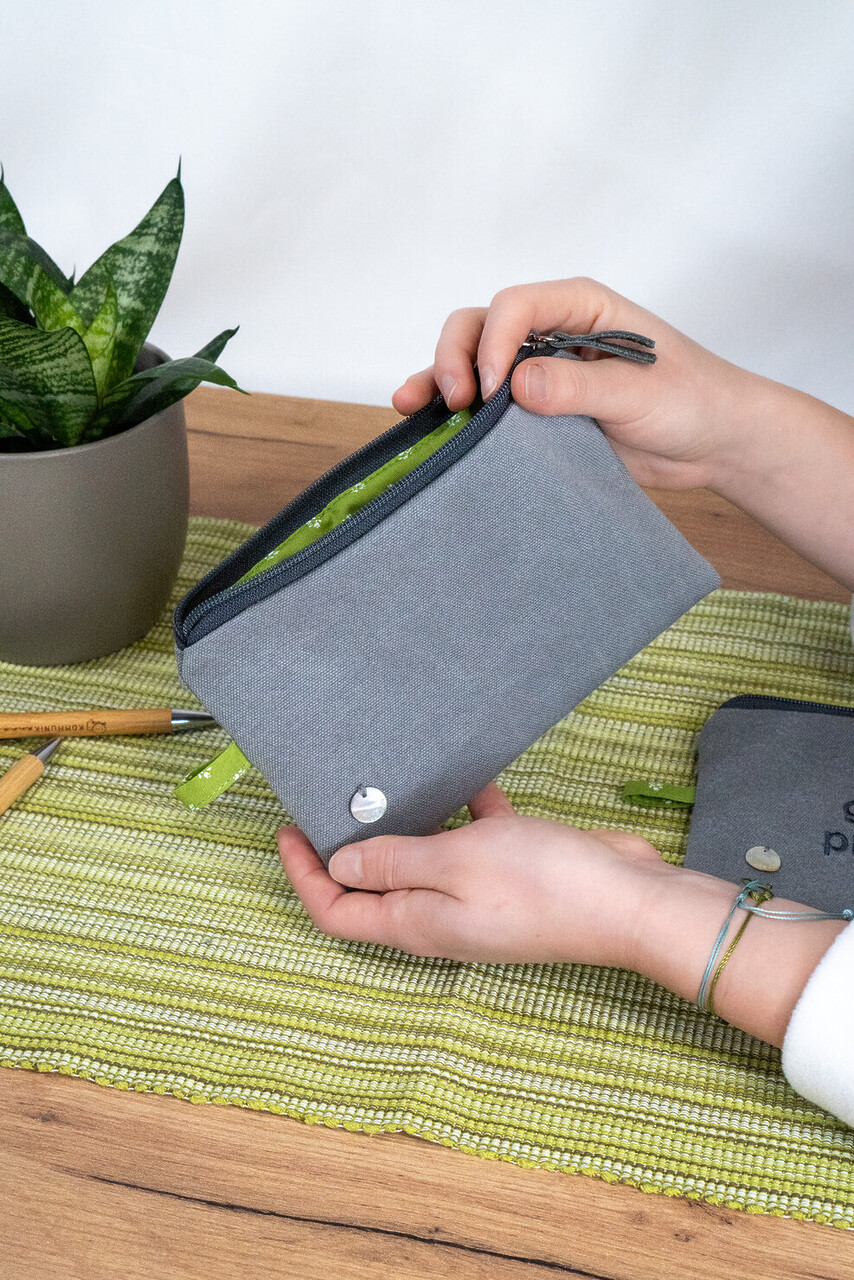 Kompaktes MARA Täschchen aus grauem Canvas – ideal als Reise-Etui für Pflegeprodukte, Stifte oder Kleinteile