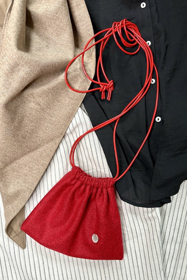 Kompakte Crossbody-Tasche MITZI in leuchtendem Rot – handgemacht aus Merinowolle