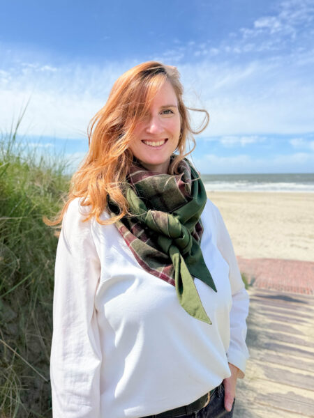 Lodentuch am Strand aus Merinowoll-Loden, weich wärmend und schön zu tragen.