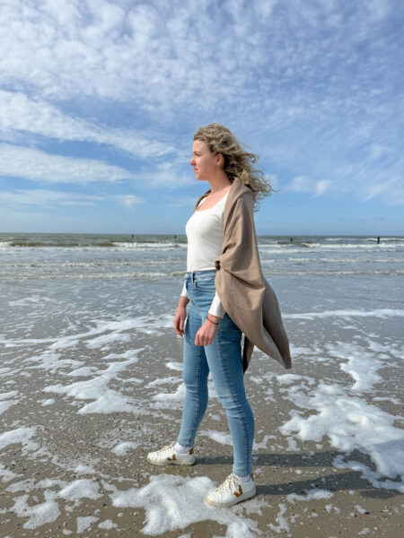 XXL-Lodentuch als Cape getragen – aus 100 % Merinowoll-Loden, ideal für kühle Tage in Norddeutschland.
