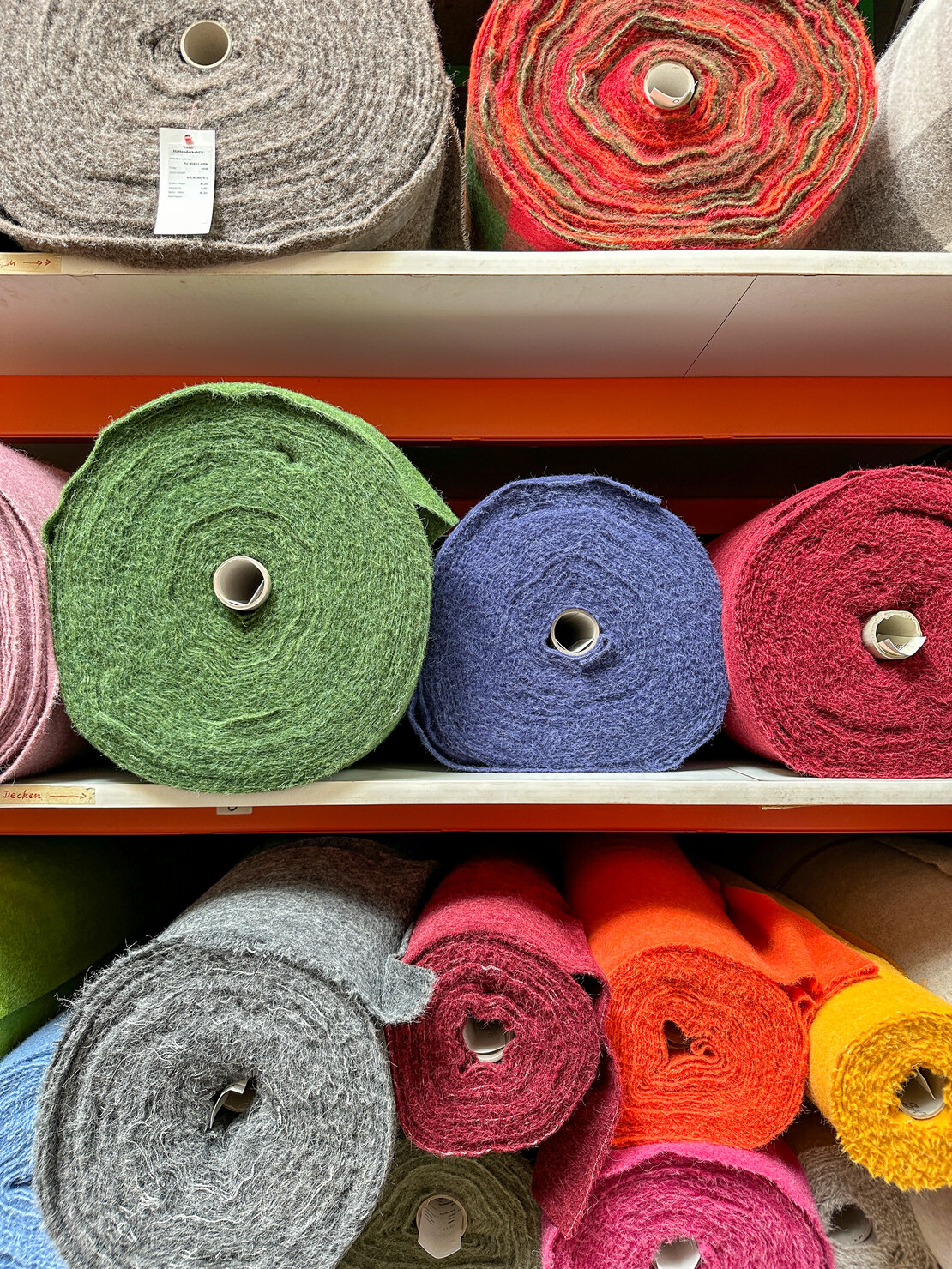 Lodentuch Produktion hochwertiges Material für Dreieckstuch aus Merinowolle