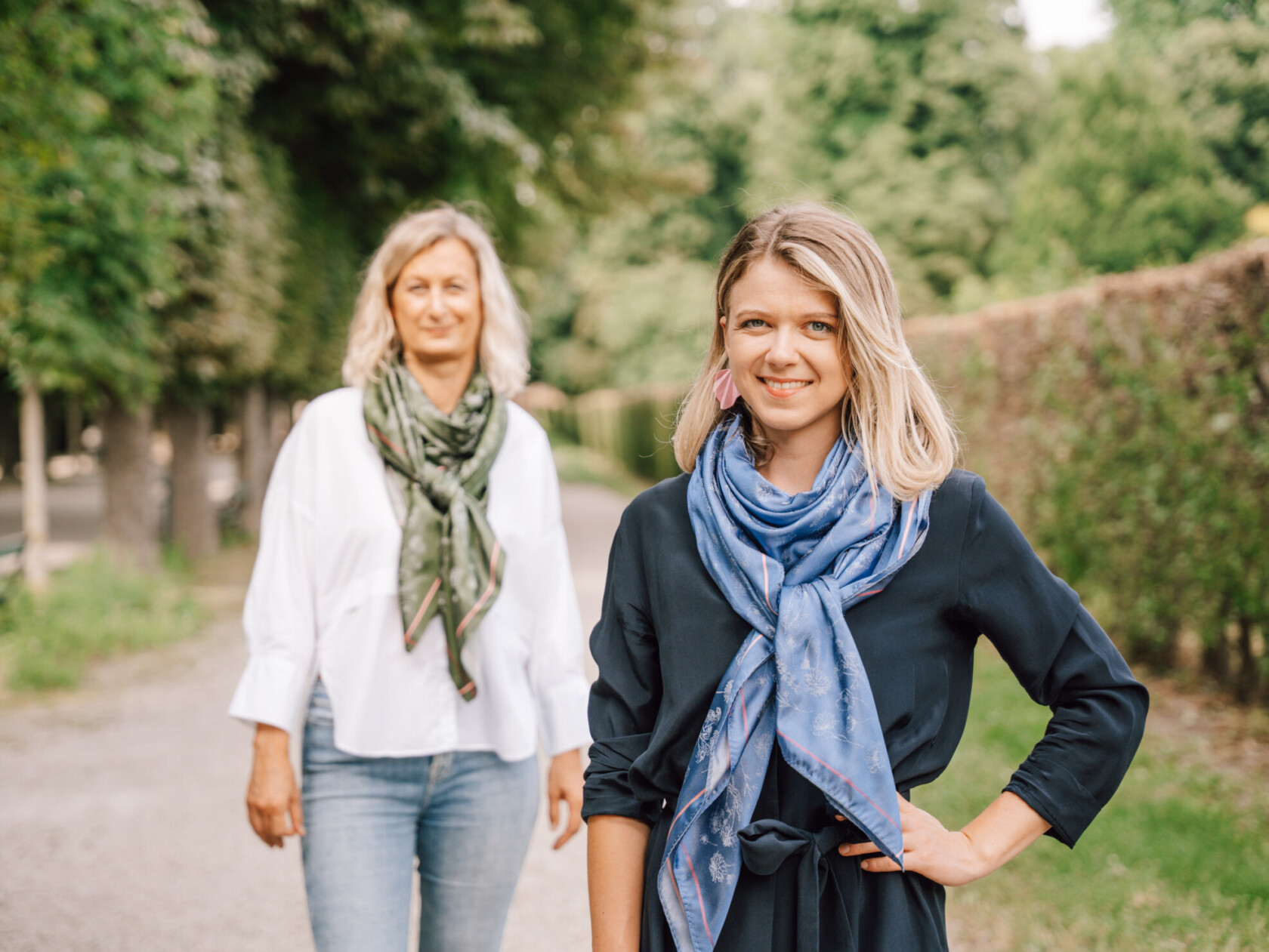 Seidentuch aus Wien – klassisches österreichisches Accessoire mit floraler Jacquard-Webung, stilvoll und nachhaltig von MONDSCHEIN Design