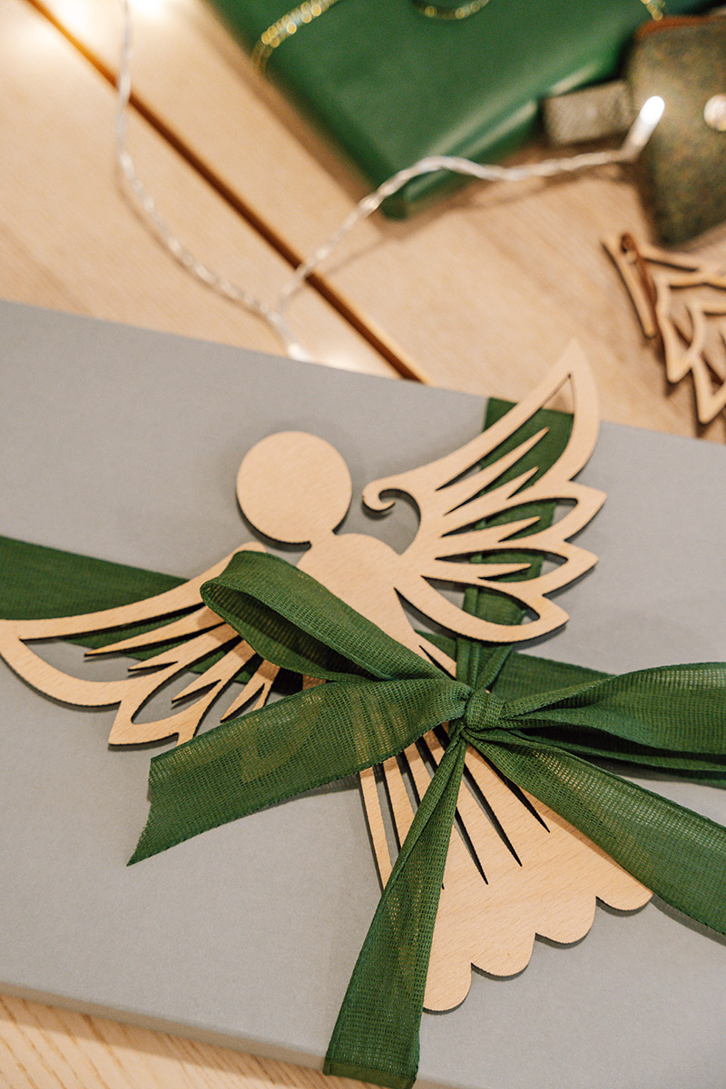 holzengel weihnachten, nachhaltige dekofigur, festlich & minimalistisch, regional gefertigt, naturmaterialien, liebevolle weihnachtsdeko, stilvoller engel holz, handgemacht niederösterreich, langlebig & dekorativ, natürliche weihnachtsstimmung