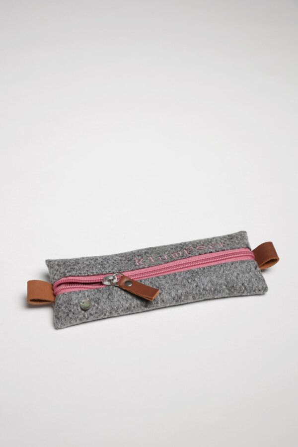 Stiftetasche ANTONIA aus grauem Loden mit rosa Details und Bestickung „Klumpert“