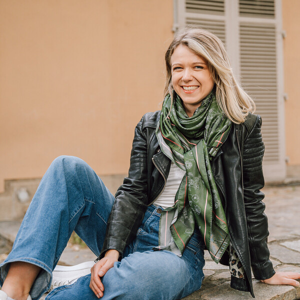 Seidentuch aus Wien kombiniert mit einer Lederjacke – vielseitiges Accessoire aus 100 % Seide von MONDSCHEIN Design für den Alltagslook