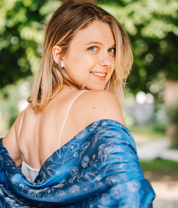 Seidentuch aus Wien lässig kombiniert zum Blusenkleid – vielseitiges Sommer-Accessoire aus 100 % Seide von MONDSCHEIN Design