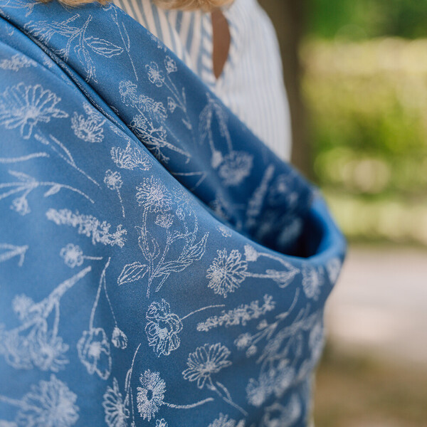 Detailaufnahme des Seidentuchs aus Wien – florales Jacquard-Muster aus 100 % Seide, von MONDSCHEIN Design