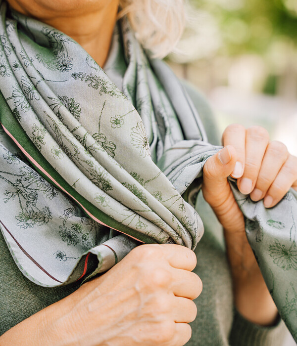 Seidentuch aus Wien – österreichisches Accessoire mit floralem Jacquard-Muster, nachhaltig und zeitlos von MONDSCHEIN Design