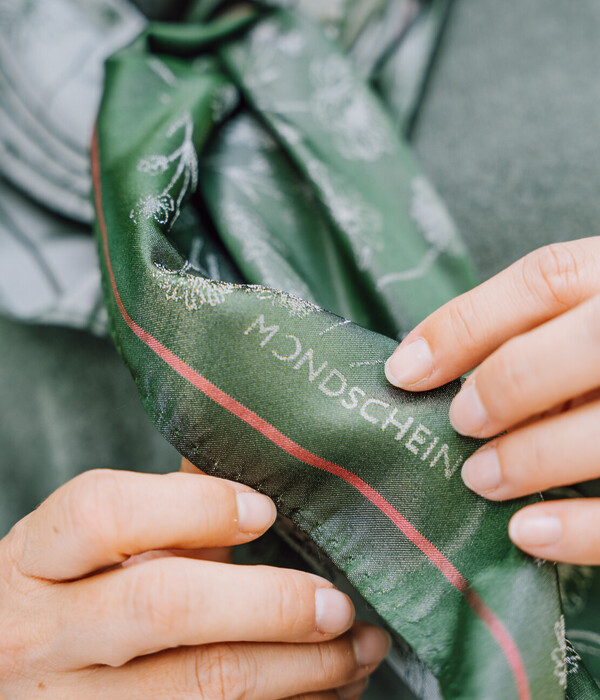 Seidentuch aus Wien – zeitloses österreichisches Mode-Accessoire, nachhaltig produziert, klassisch und vielseitig kombinierbar von MONDSCHEIN Design