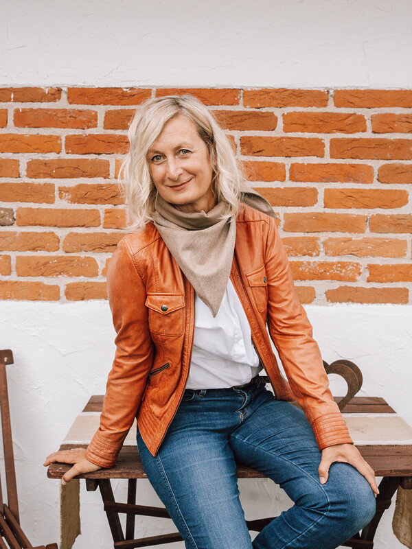 SARA Halstuch aus 100% Merinowolle – elegantes, kleines Lodentuch in Taupe, ideal als hochwertiges Geschenk für Damen