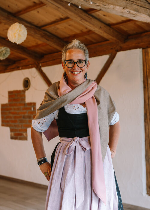 Bindetechniken - Dreieckstuch kombiniert mit Dirndl – stilvolles Accessoire für festliche Trachtenlooks