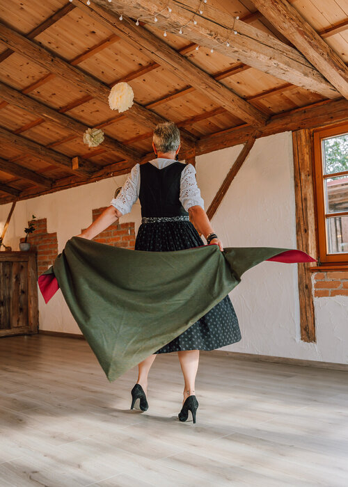 Dreieckstuch kombiniert mit Dirndl – stilvolles Accessoire für festliche Trachtenlooks