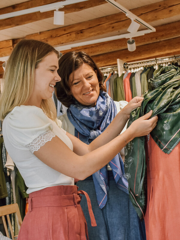 Dirndleck - der Partnerbetrieb von Mondschein - kaufe hochwertige Trachtenmode, Tücher, Taschen und Accessoires
