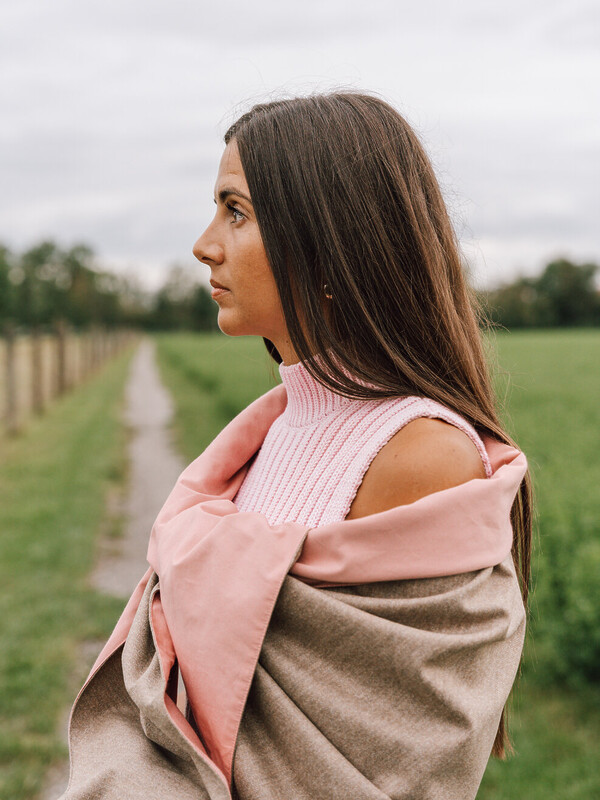 Schultertuch, Poncho Sara Taupe-Rosé – hochwertiges Loden Dreieckstuch für Damen, klassisch und elegant