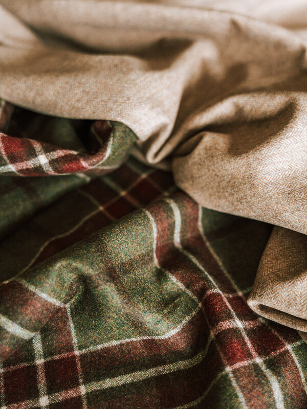 Detailaufnahme von Lodenstoffen aus Merinowolle – natürliche Materialien: weich, leicht und angenehmer Tragekomfort.