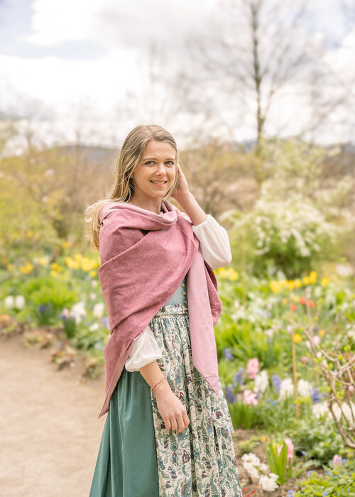 Dreieckstuch als Poncho getragen – modische Tragevariante für Herbst und Winter mit nachhaltigem Accessoire