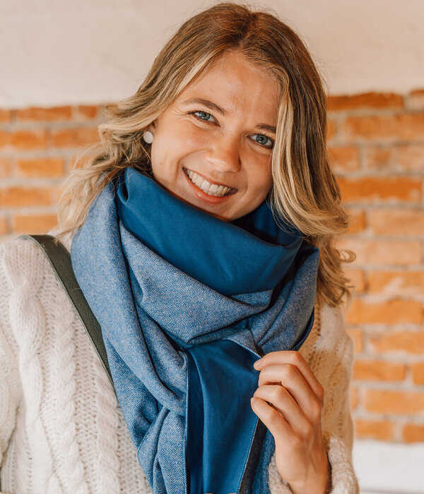 Dreieckstuch SARA in Dunkelblau aus Loden – elegantes Accessoire für Damen