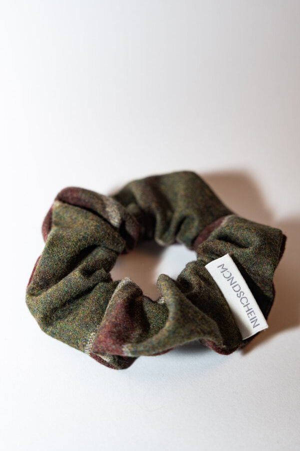 Kariertes Scrunchie in Grün-Rot aus Loden – stilvolles Haarband oder Armband aus Merinowolle