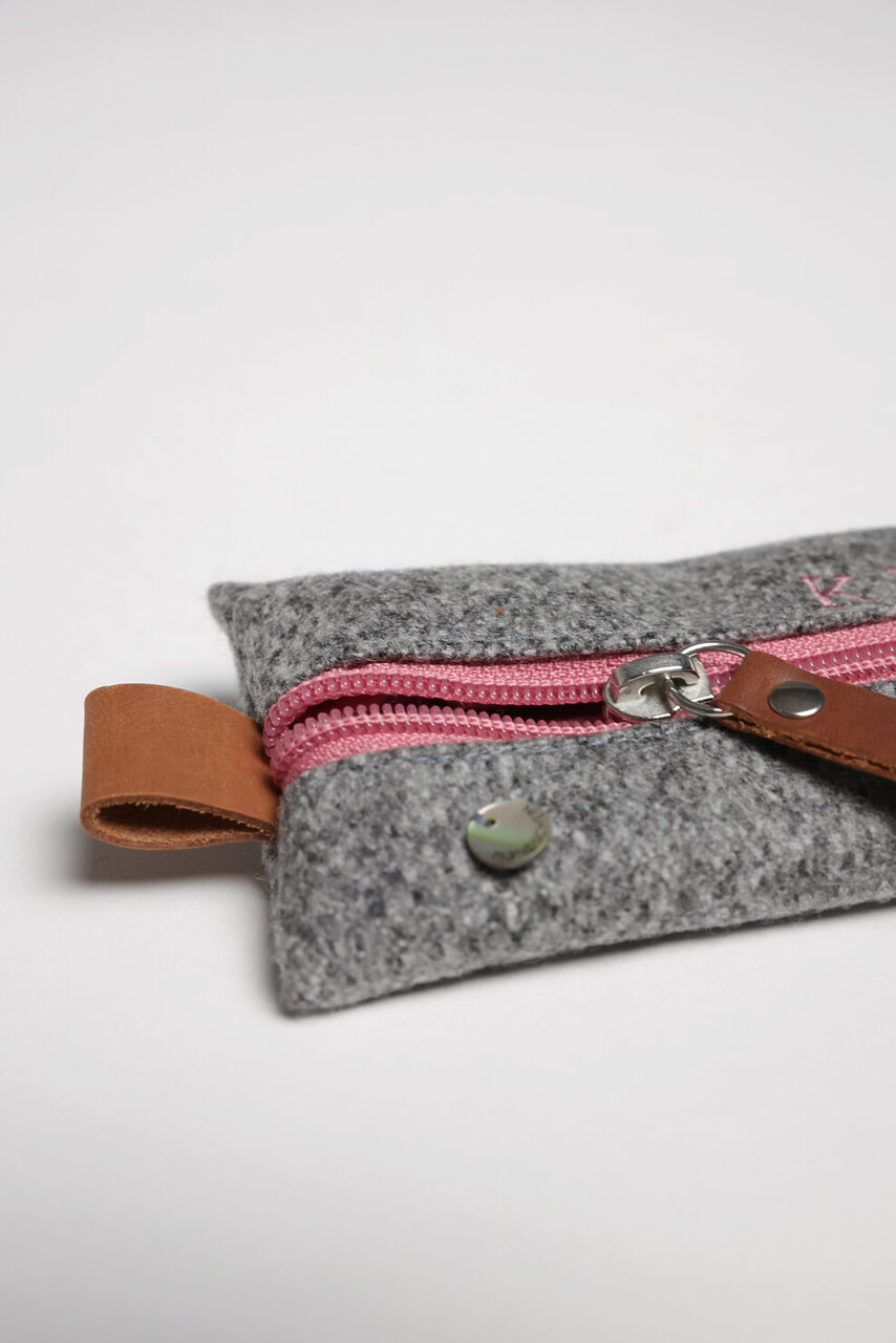 Federtasche aus Loden in Grau-Rosa, bestickt mit dem Wort „Klumpert“