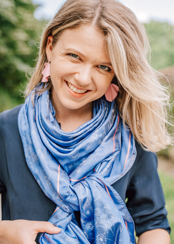 Jacquard Seidentuch FLORA in Blau – edles Damen-Accessoire aus reiner Seide, leicht und elegant