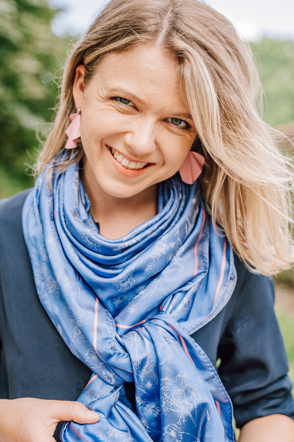 Jacquard Seidentuch FLORA in Blau – edles Damen-Accessoire aus reiner Seide, leicht und elegant