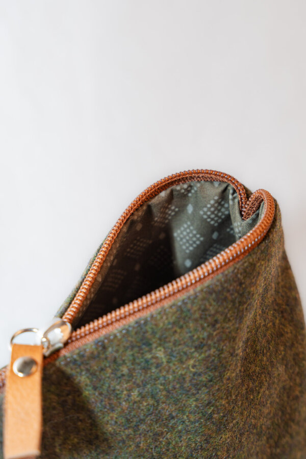 LIESL Kosmetiktasche in Grün mit braunen Details – nachhaltiges Accessoire aus Österreich.