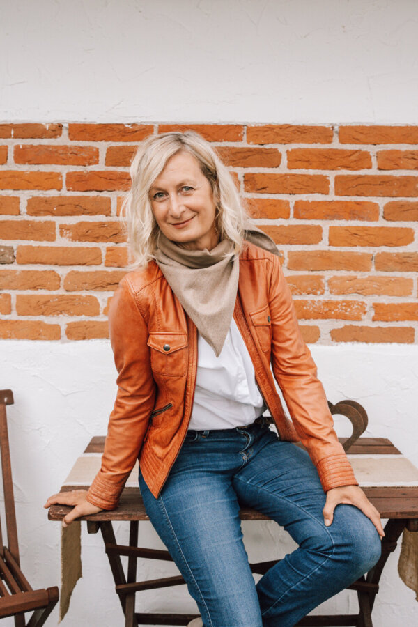 SARA Halstuch aus 100% Merinowolle – elegantes, kleines Lodentuch in Taupe, ideal als hochwertiges Geschenk für Damen