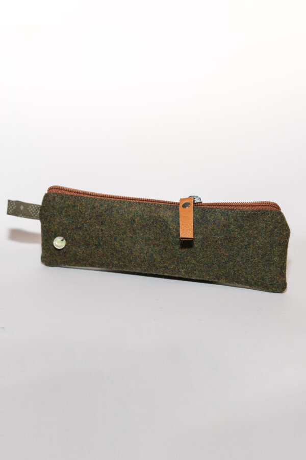Federtasche HEIDI in Grün aus Loden, braune Details, auf Wunsch mit individueller Bestickung