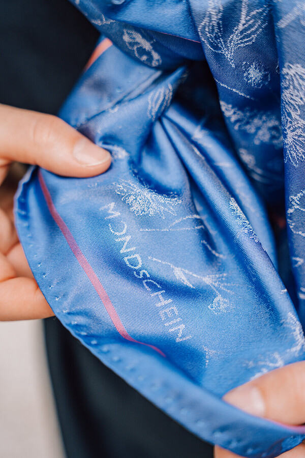 Blaues Jacquard-Seidentuch FLORA aus 100 % Seide – hochwertig, stilvoll, zeitlos