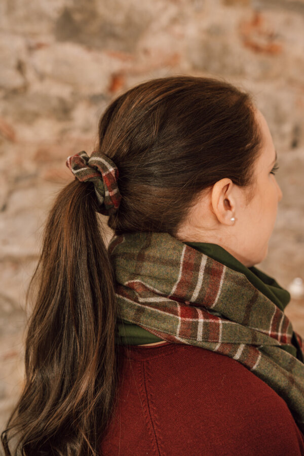 ELLA Scrunchie Haargummi grün-rot kariert – elegantes Accessoire aus Loden, ideal für Alltag & Geschenk